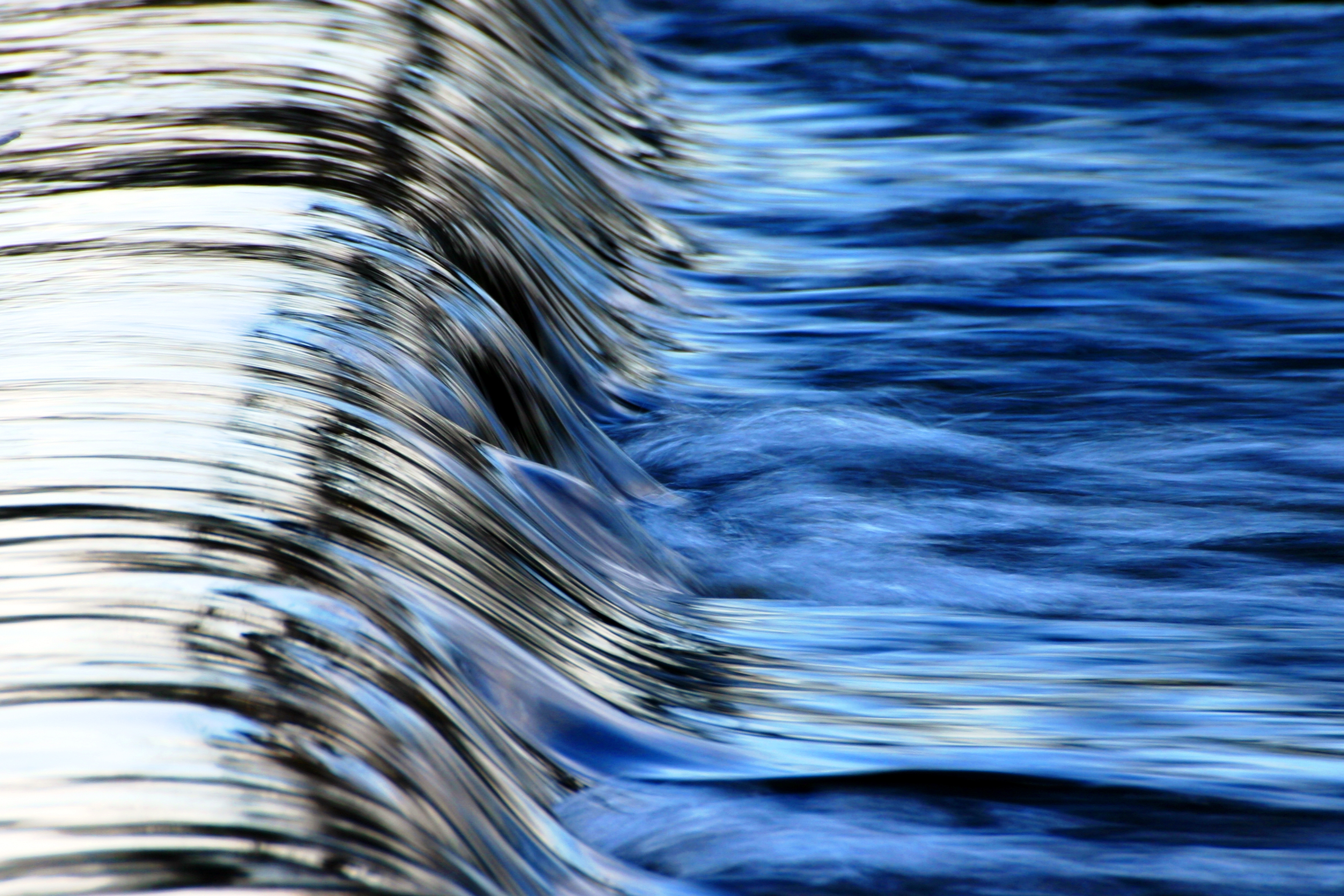 Течение воды вверх. Движение воды. Текущая вода. Поток воды. Изображение воды.