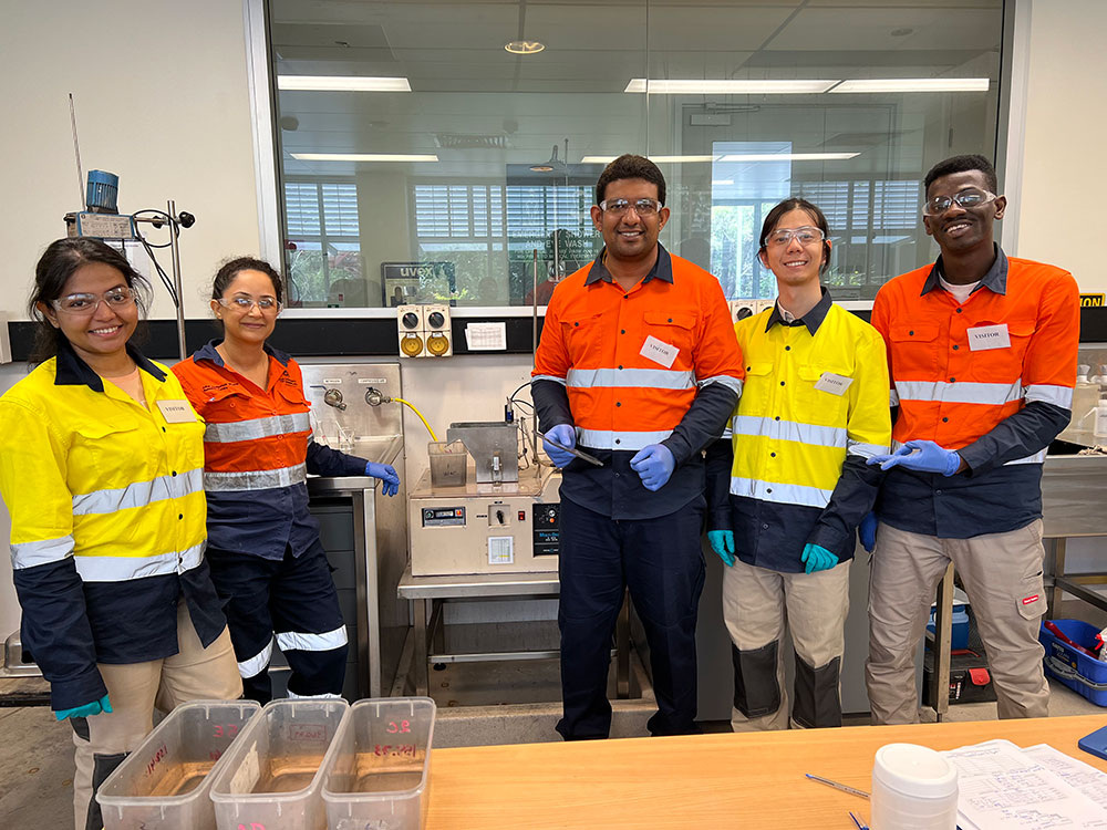 Samadhi Fernando, Ünzile Yenial Arslan, Danesh Perera, Yuxi Liu, and Daniel Dodo wearing PPE in the lab