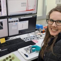 Loren Nicholls setting up a Hitachi SEM for AMICS analysis for the Burra project